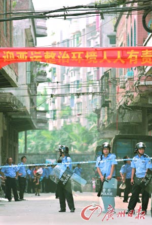广东增城数百警力荷枪封锁街道取缔无证店(图)