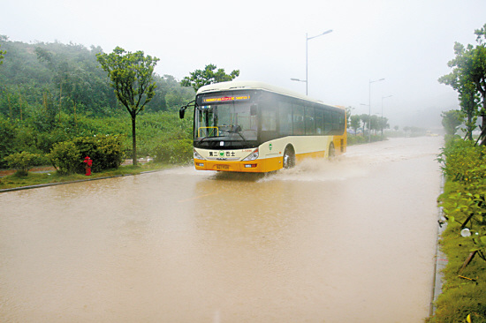 广州暴雨致市内多处要道出现水浸(组图)