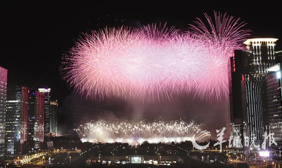 深圳举行焰火晚会庆祝特区成立30周年(图)