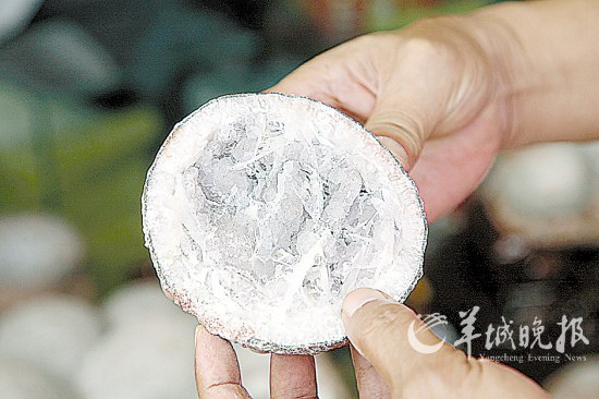 广东河源首次查获紫色晶体恐龙蛋化石(图)