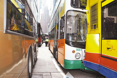 香港两辆双层巴士相撞导致10人受伤(图)
