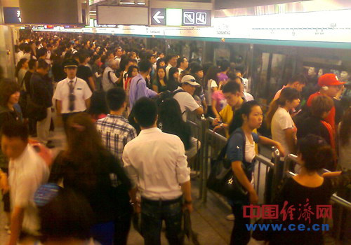 北京地铁4号线列车延误大量乘客滞留(组图)