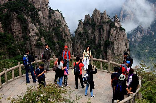 组图:安徽黄山风景区游人如织