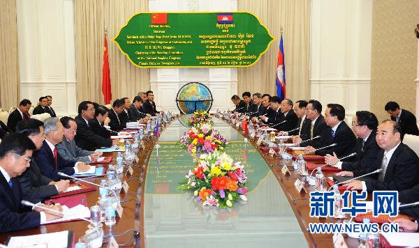 组图:吴邦国与柬埔寨首相洪森会谈
