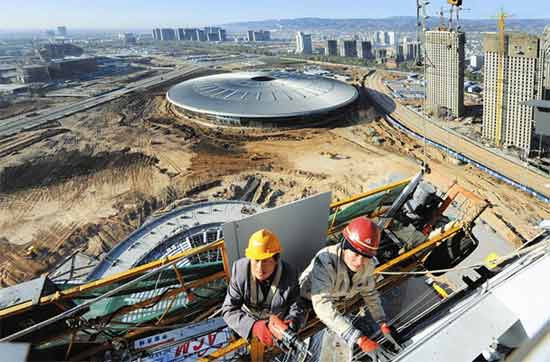 11月15日，在省重点工程中国（太原）煤炭交易中心施工现场，工程技术人员正在安装主楼玻璃幕墙。