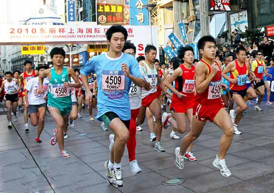 上海国际马拉松赛11900人共同参与全程(图)