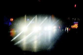 一些夜车滥用远光灯，晃得别人什么也看不清。本报记者王媛　摄