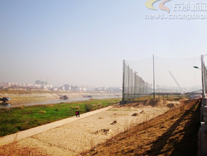 长沙一座高尔夫球场违规建在防洪大堤上(图)