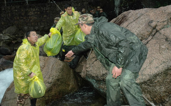 武警安徽总队黄山支队官兵在黄山景区搜救迷路大学生。