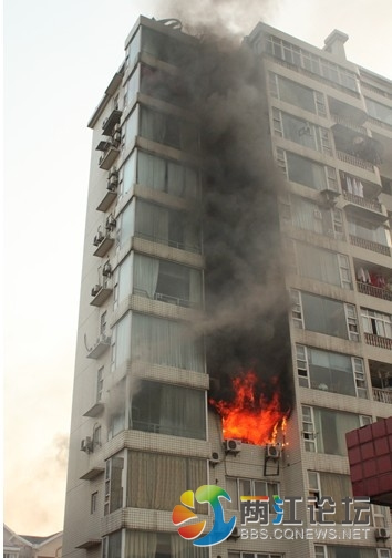 网友拍摄到的志成大厦火灾现场，火势十分凶猛。  华龙网友供图