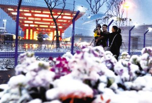 昨天傍晚，世博园中的中国馆在白雪的映衬下格外美丽本报记者　孙中钦　摄