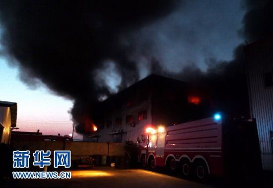 12月26日，消防人员在浙江省台州市一家企业的仓库灭火。新华社发（郏策 摄）