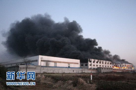浙江省台州市一家企业的仓库起火，升起滚滚浓烟。(潘侃俊 摄)