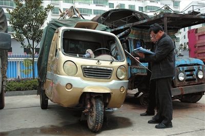 衡南县公安部门组织人员检测失事三轮车。新华社发 