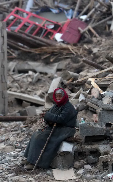 图文：老人正坐在玉树地震废墟上