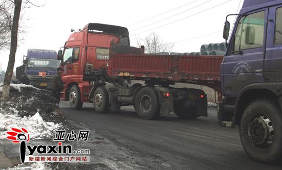 新疆乌鲁木齐市北站大货车装卸货占道 交警专职治堵(图)