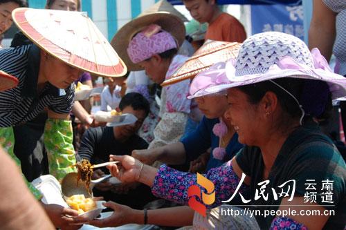 村民给受灾群众免费发放饭菜 摄影：祝鸿伟