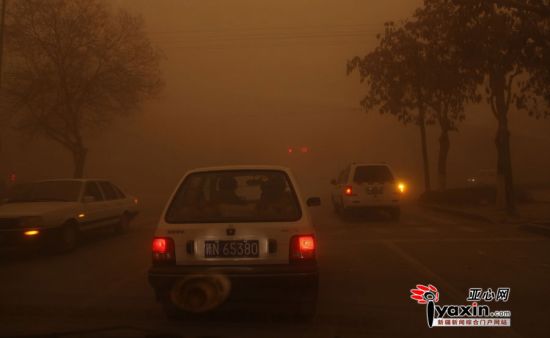 图为3月12日11时左右，新疆阿克苏市、温宿县出现了今年首场沙尘暴天气，能见度降到100米以下，局部地能见度在50米以内。亚心网通讯员 李星波 严鹏举 摄