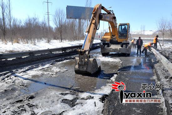 新疆乌鲁木齐市三车先后顺次掉进路面水坑(图)