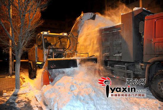 新疆乌鲁木齐市环卫工历时5夜完成清雪任务(组图)