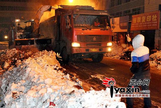 新疆乌鲁木齐市环卫工历时5夜完成清雪任务(组图)