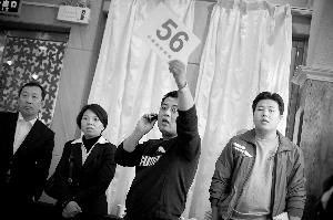 ���գ��¼ӷ��꣬һ�μ���������һ�ߴ�绰�ͺ󷽽���һ�߾��ƾ��Ķ��ֽγ����������� ������ ��