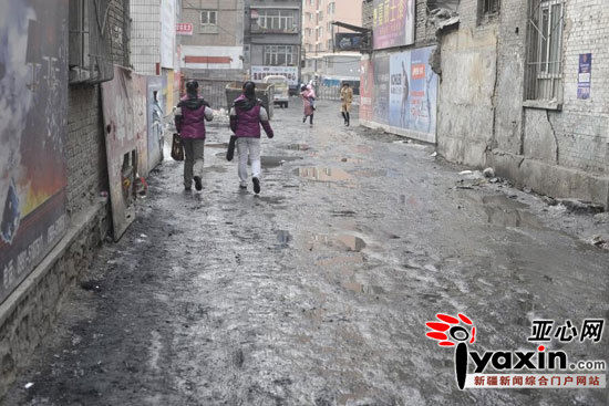 疆乌鲁木齐一高档小区道路破烂 居民亚心网发