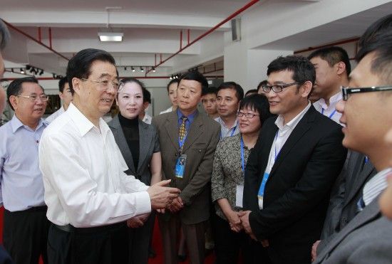 胡锦涛在海南国际创意港同企业员工亲切交谈，鼓励他们发扬创新精神，在创意产业领域取得更大成绩。新华社记者 鞠鹏 摄