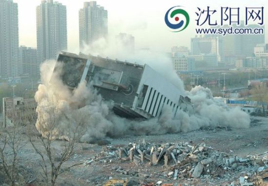 “辽宁科技馆”爆破现场 沈阳网记者韩冰摄影