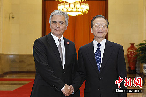 5月5日，中国国务院总理温家宝在北京人民大会堂举行仪式，欢迎奥地利总理法伊曼访华。中新社发 盛佳鹏 摄