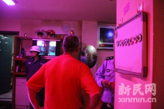 写字板上八块磁贴一字排开。新民网记者沈文林 现场回传