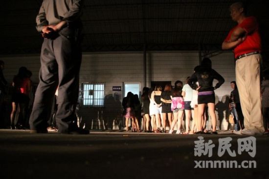 共有近50人被带回派出所调查。