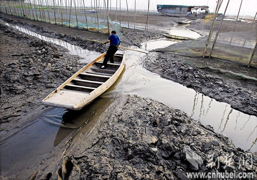 图为:湖底干涸后,渔船只能从极小的径流上出入