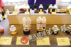 10日，质监部门展出非法滥用食品添加剂的食品样品，以此倡导食品安全。 重庆晚报记者 钱波 摄