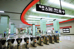 今天，深圳地铁2号线延长线开通。这是岗厦站。深圳商报记者 廖万育 摄