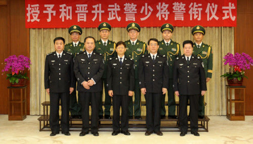 7月26日，公安部在北京举行授予和晋升武警少将警衔仪式。国务委员、公安部部长孟建柱向5位警官颁发命令状。图据公安部网站
