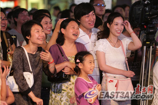 夏夜纳凉好去处 到广场听相声[组图]