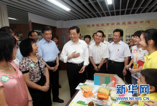 8月11日至15日，中共中央总书记、国家主席、中央军委主席胡锦涛在广东省考察工作。这是胡锦涛在广州市越秀区盐运西社区同居民和社区工作者亲切交谈，了解社区开展便民服务情况。新华社记者兰红光摄