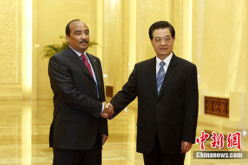 9月23日，中国国家主席胡锦涛在北京人民大会堂会见毛里塔尼亚总统阿齐兹。中新社发 盛佳鹏 摄  