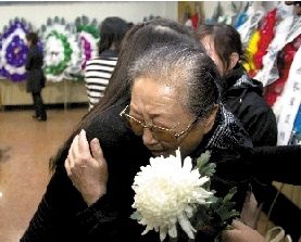 蓝教授的夫人回礼时情绪激动。本报实习记者 赵恩泽 摄