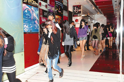 警方在漆咸道南的夜场带走一批打扮性感的未成年少女。