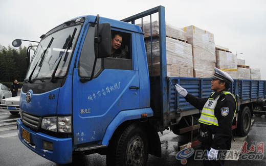 徐汇交警集中整治运输车 违规大货车超载近一倍[图]