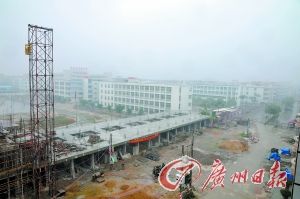 图为中寨王赛明中学，校门围墙被拆建起商品房。