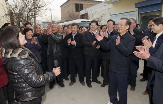 3月17日，温家宝到舞阳县北舞渡镇鹿庄村看望村民。新华社记者黄敬文摄