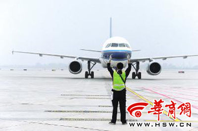 机场飞机引导员 1336071259_jTSyPe.jpg