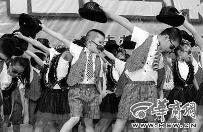 三个邻居社区联欢娃娃欢快跳起来(图)