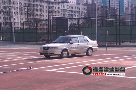 <em>驾校</em>占用体育场内公共用地练车 市民反对[图]_