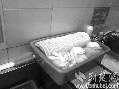 被漂白水浸泡的碗