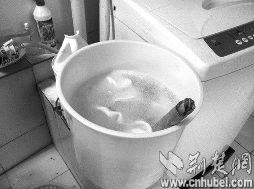 正在洗涤的白毛巾