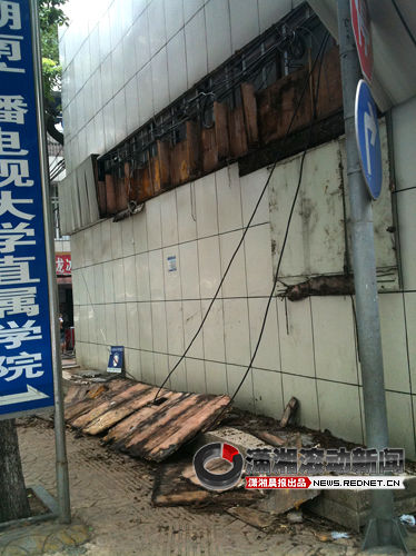 4栋房屋外墙装饰板坠落 设计有缺陷明天维修[